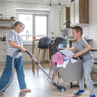 Zwei Buben machen Hausarbeit