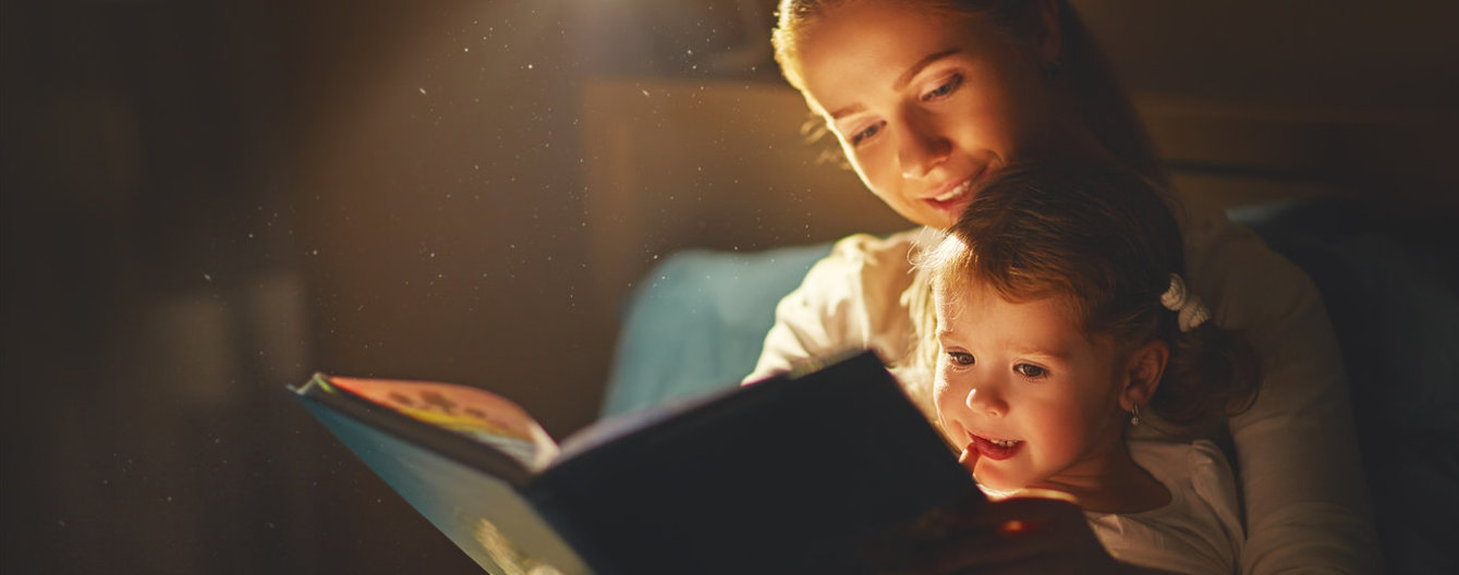 So machen wir unsere Kinder leseverrückt - meinefamilie.at Tochter liest mit Mutter