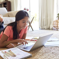 Teenager lernt am Fußboden für die Schule