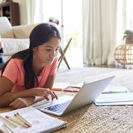 Teenager lernt am Fußboden für die Schule
