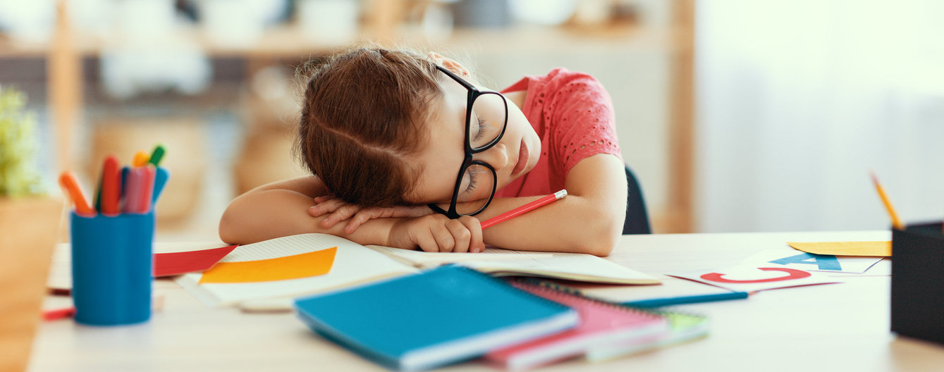 Panik der Eltern © iStock Kind sehr müde wegen zu viel lernen