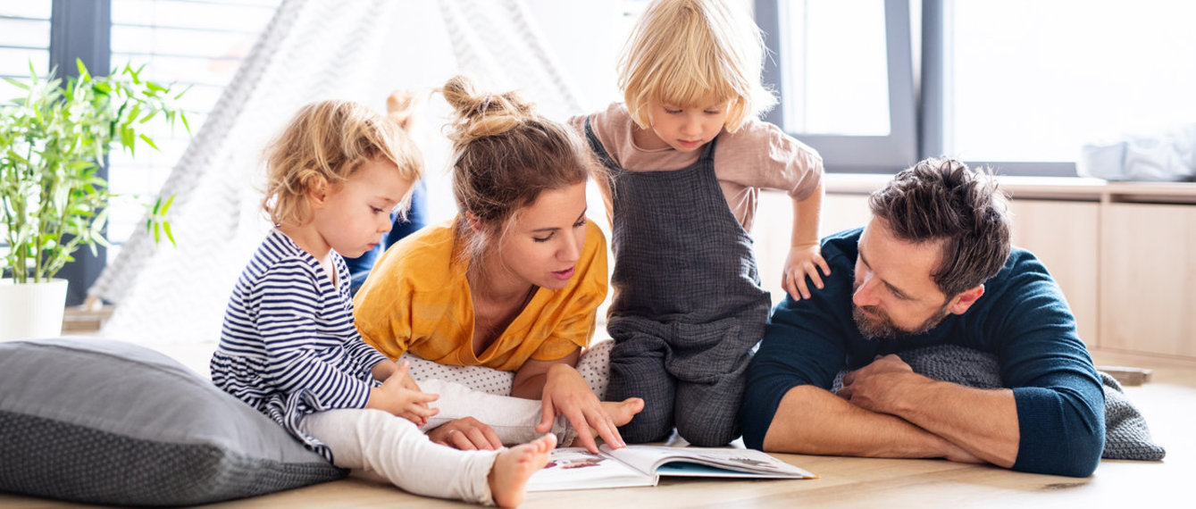 Familie sitzt zusammen