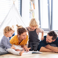 Familie sitzt zusammen