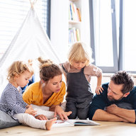 Familie sitzt zusammen