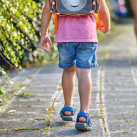 Kleines Mädchen läuft Mutter hinterher