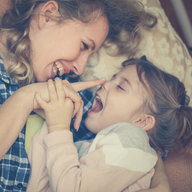 Mutter und Kind kuscheln