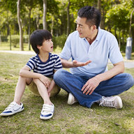 Vater und Sohn auf Wiese