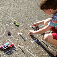 Bub spielt auf der Straße