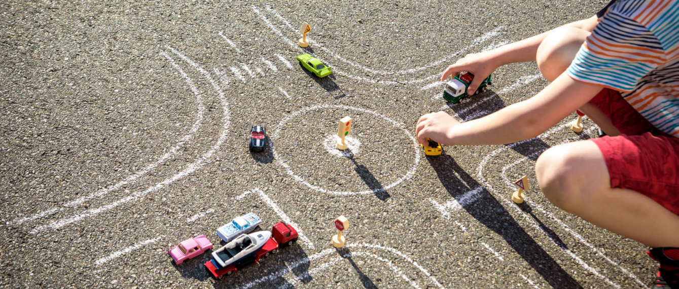 Bub spielt auf der Straße