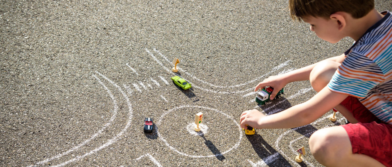 Bub spielt auf der Straße