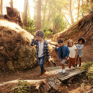 Gruppe von Kindern spielen im Wald