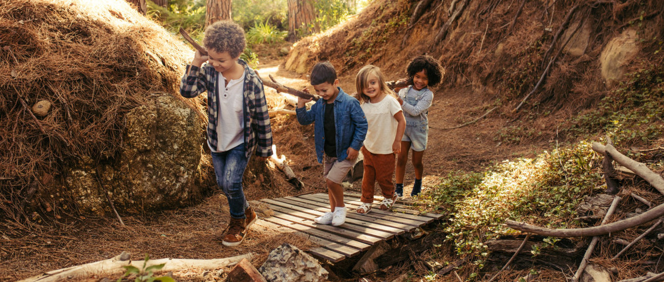 Gruppe von Kindern spielen im Wald