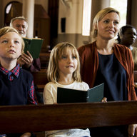 Familie in der Kirche