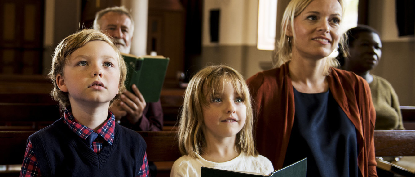 Familie in der Kirche