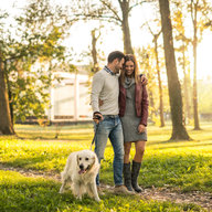 Paar geht im Park spazieren