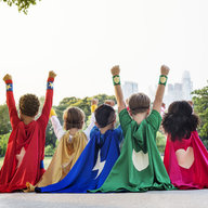 Kinder in Heldenanzügen