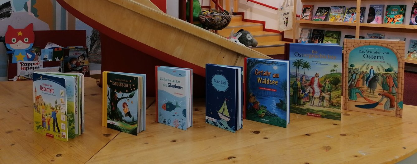 Herder Osterbücher © Kinderwelt Herder Bücher am Tisch