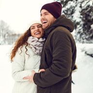 Ehepaar umarmt sich im Winterwald