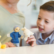 Kind spielt Fingerpuppen