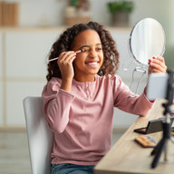 Junges Mädchen schminkt sich