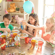 Kinder feiern Geburtstag