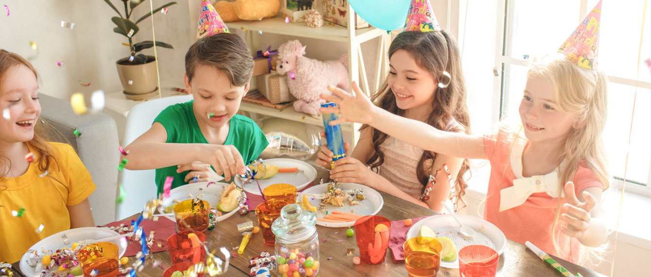 Kinder feiern Geburtstag