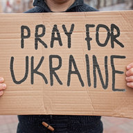 Schild mit der Schrift: Beten für die Ukraine