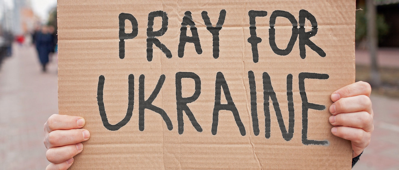 Schild mit der Schrift: Beten für die Ukraine