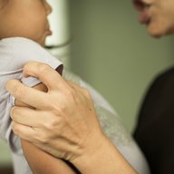 Wütende Mutter schreit ihr verängstigtes Kind an. Schlechte Elternschaft und häuslicher Missbrauch 