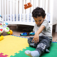 kleiner junge wirft mit spielzeug um sich