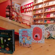 Kinderbücher auf Tisch