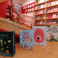 Kinderbücher auf Tisch