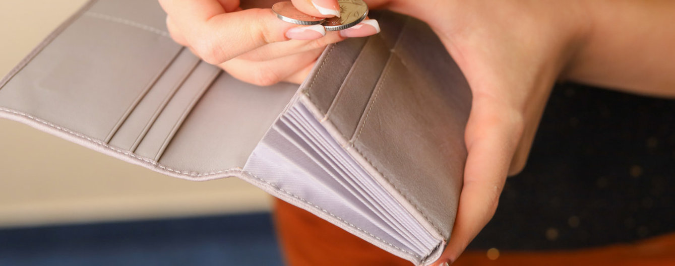Teuerungswelle © iStock Frauenhände zählen Geld