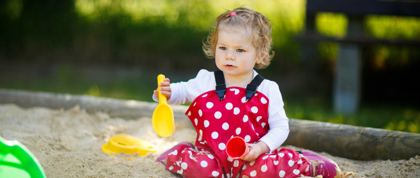 Sandspielen im Kindergarten