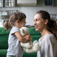 Mutter sagt Tochter etwas