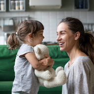 Warum Dankbarkeit wichtig ist: Dankbarkeitsrituale in der Familie  Mutter sagt Tochter etwas