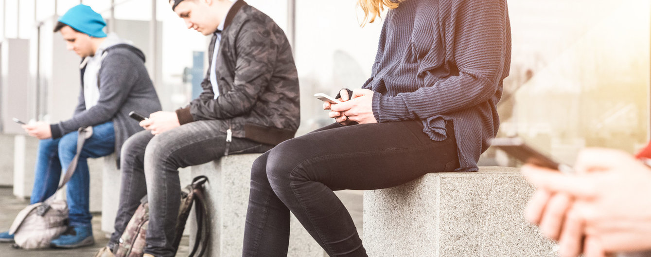 Lernen für Schularbeiten © iStock Gruppe Teenager sitzt am Handy