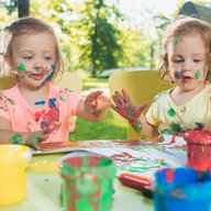 Kleinkinder malen im Garten
