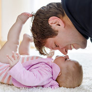 Wie sichere Bindung Kinder stark macht - meinefamilie.at  Vater mit kleinen Tochter