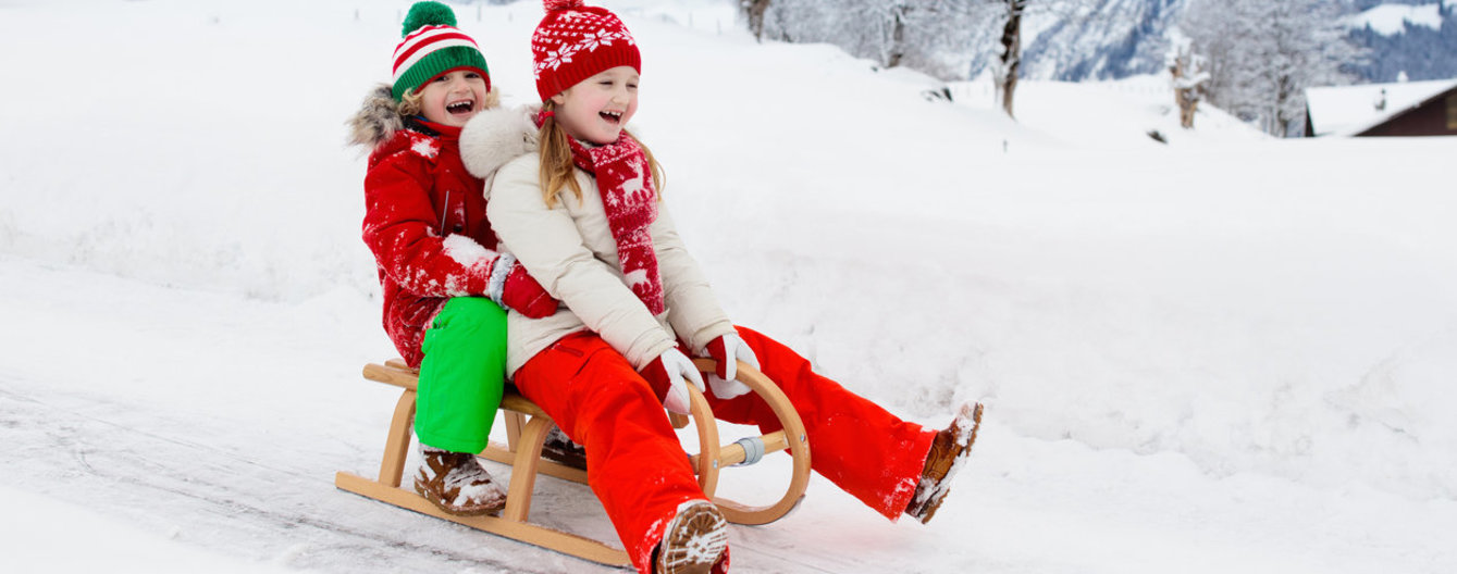 6 Tipps wie wir als Familie durch die letzten harten Lockdown-Tage kommen - Rodeln Kinder spielen im Schnee
