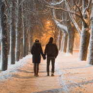 Paar zusammen in einer Schneenacht