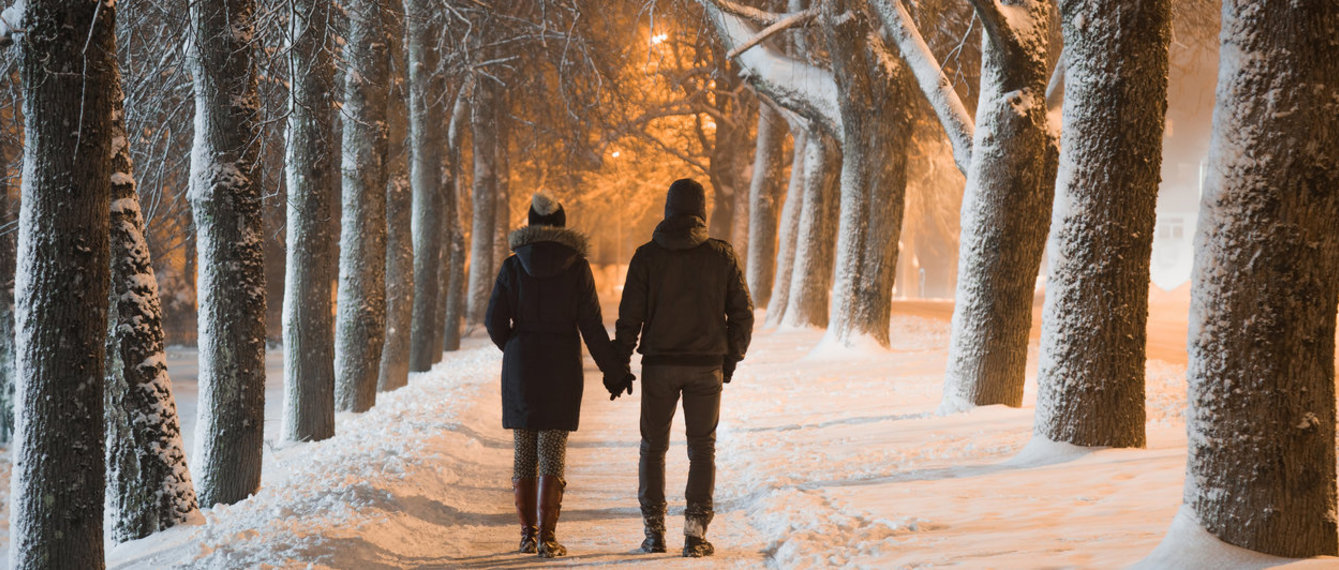 Paar zusammen in einer Schneenacht