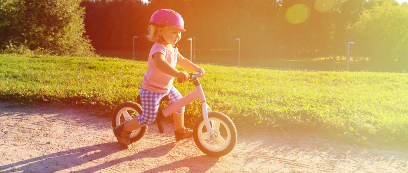 Kind fährt Laufrad