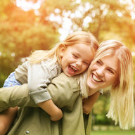 Mutter und Tochter lachen