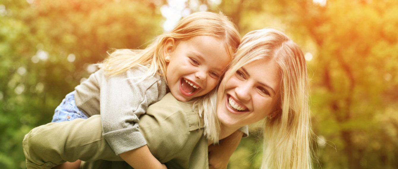 Mutter und Tochter lachen