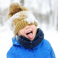 Der Dankbarkeit Raum geben © iStock Kind isst Schnee