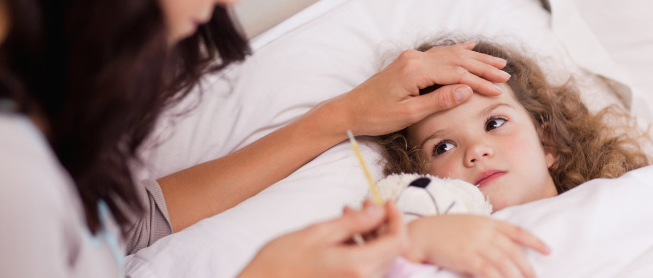 Mutter kümmert sich um kranke Tochter