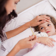 Mutter kümmert sich um kranke Tochter