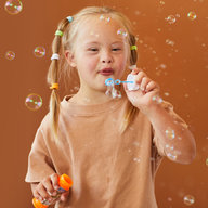 Kind blast Seifenblasen