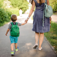 Kind und Mutter auf dem Weg zum Kindergarten